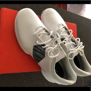 Women’s golf shoes